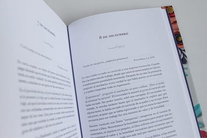Un Año Con Dios: 365 Devocionales Para La Mujer