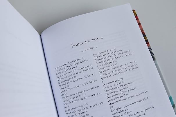 Un Año Con Dios: 365 Devocionales Para La Mujer