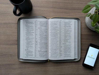 Biblia de referencia en la columna central, letra grande de zíper con Filament (SentiPiel, Gris, Letra Roja), NTV