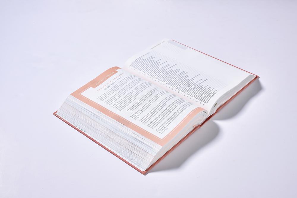 Biblia Ama a Dios Grandemente, Interior a cuatro colores, Tapa dura, NBLA