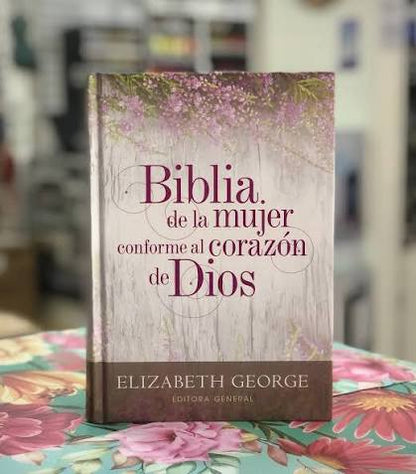 Biblia De La Mujer Conforme Al Corazón De Dios Rvr 1960: Tapa Dura -  Elizabeth George