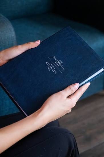 Biblia Bilingue, Azul Marino, Piel Especial - NVI